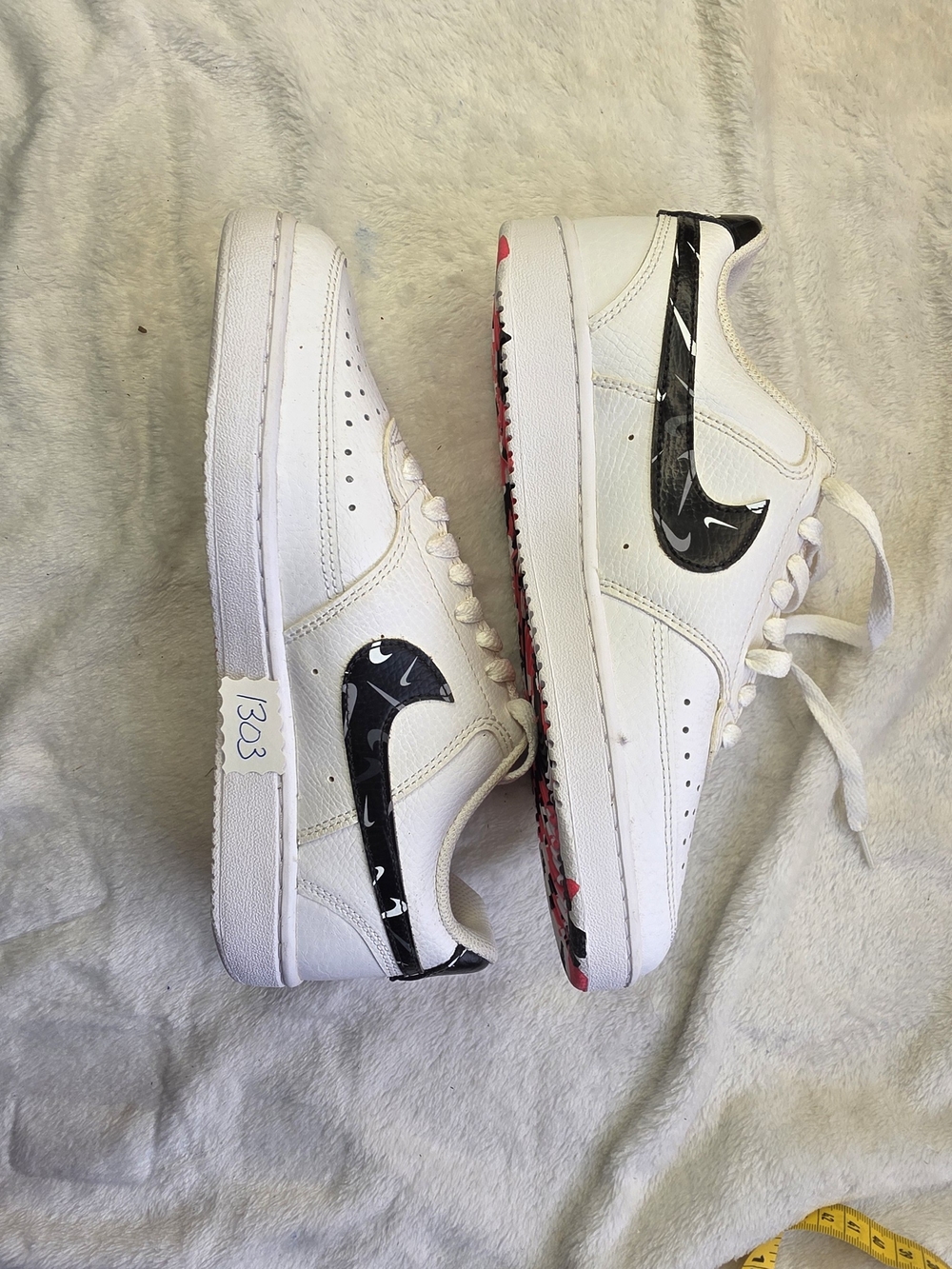 Nike White Sneakers with Black Swoosh Sz 8